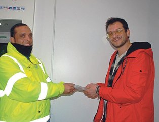 Bankamatikte bulduğu parayı sahibine teslim etti