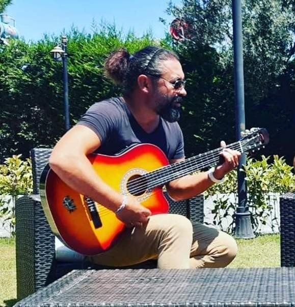 Sanat dünyasının acı günü! Çanakkale’de müzisyen Gökhan Yılmaz aracıyla uçuruma yuvarlandı