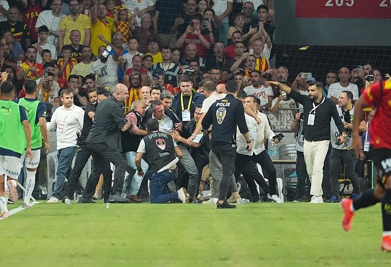 Göztepe maçında Fenerbahçe Başkanı Ali Koç’u iterek düşüren zanlıya ev hapsi