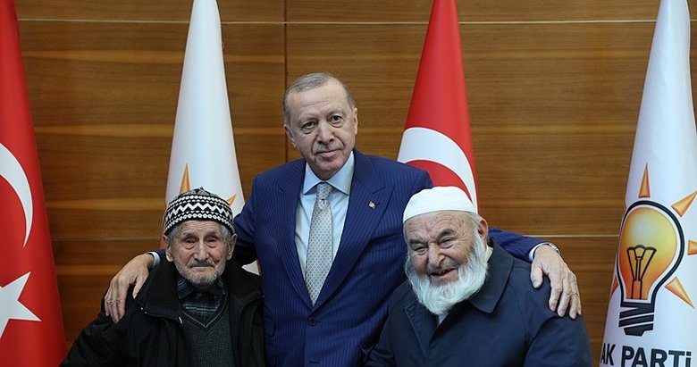 Başkan Erdoğan MYK öncesi Düzce’den gelen vatandaşlarla sohbet etti