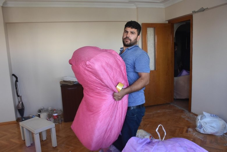 İzmir’deki deprem bölgesindeki vatandaşlar hasarlı binalardan taşınıyor