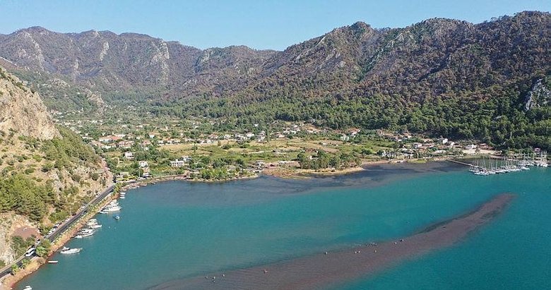 Marmaris’in önemli turizm bölgelerinden Kızkumu Plajı çevresinde yanan ormanlık alanlar havadan görüntülendi