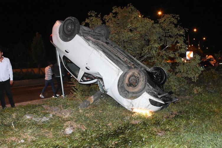 İzmir Konak’ta feci kaza! Kaldırıma çarpıp takla attı