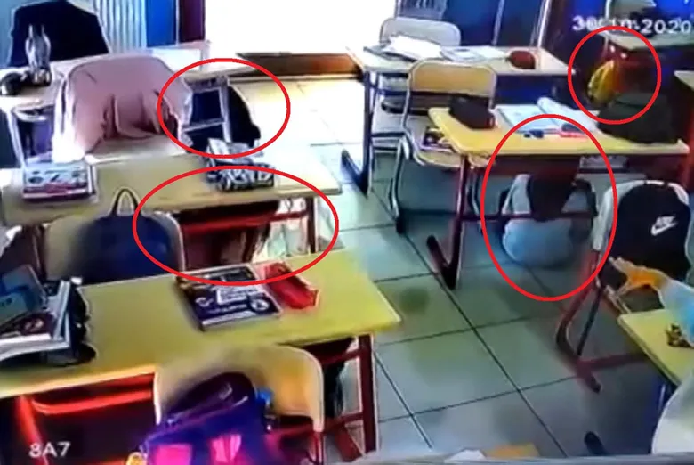 Depreme okulda yakalanan öğrenciler, sıralarının altına girdi