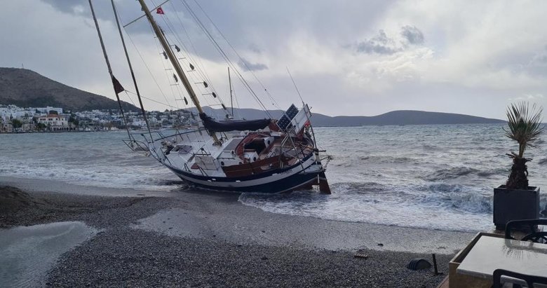 Fırtına sebebiyle düzensiz göçmen teknesi karaya vurdu