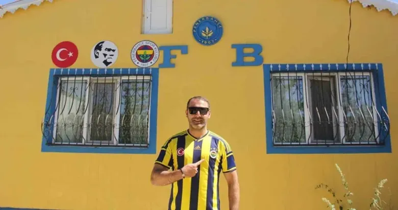 Fenerbahçe aşkını evinin duvarlarına yansıttı