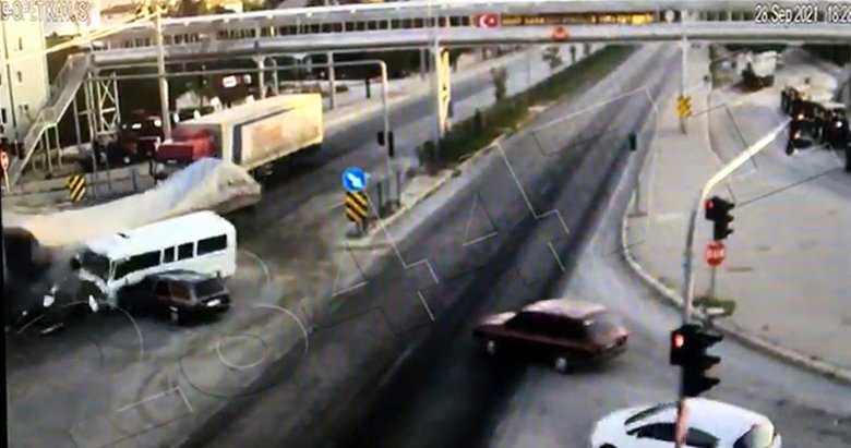 Afyon’da feci kaza! TIR kavşakta minibüs ve otomobille çarpıştı