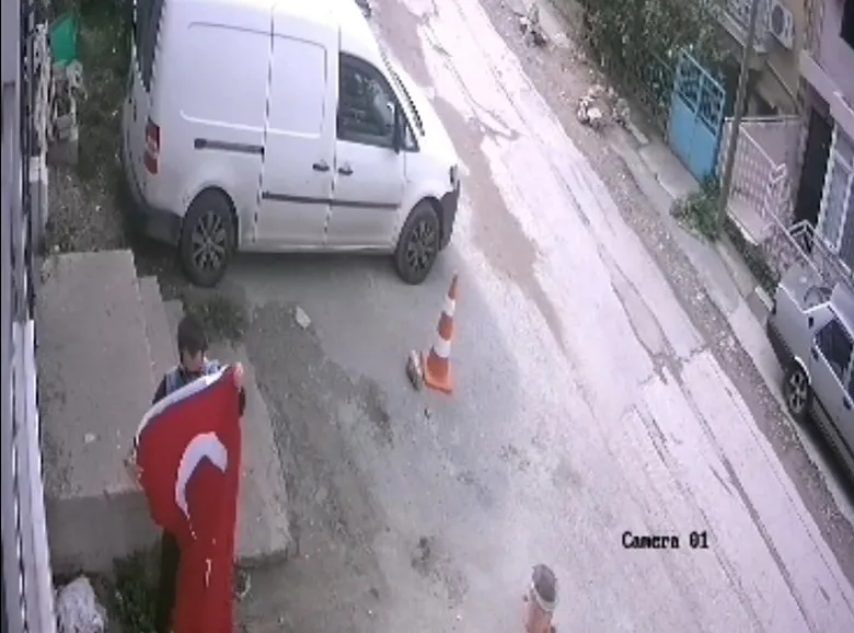 izmirde-bayragi-yerde-birakmadi-o-gencten-herkese-ornek-davranis-1793337730881.png