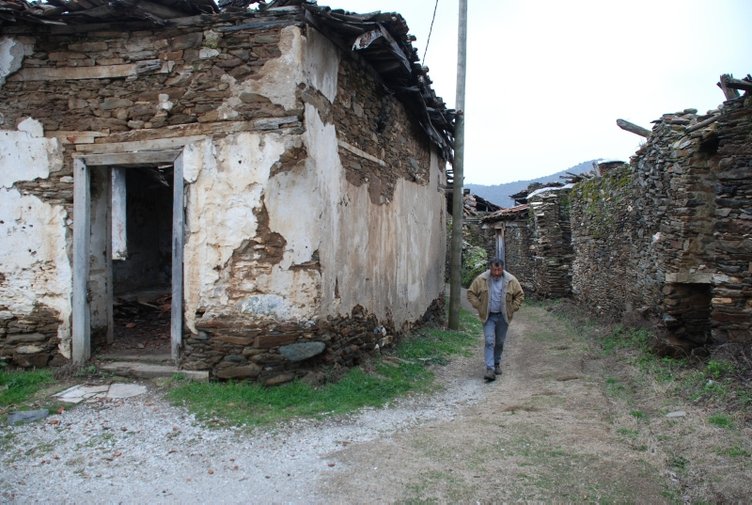 İzmir’in terk edilmiş köyü Lübbey, Youtuber’lardan şikayetçi