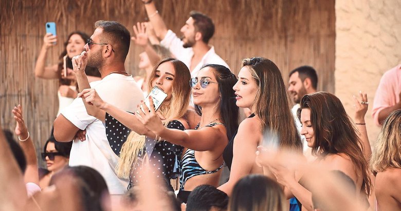 Zaman ve mekan tanımayan selfie çılgınlığı