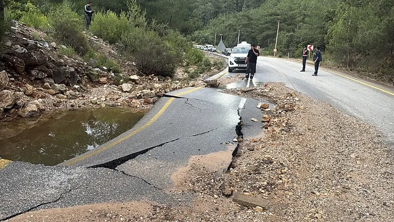 mugla-bodrumda-tanidik-goruntu-isale-hatti-patladi-tonlarca-su-bosa-akti-1779625760634.jpeg