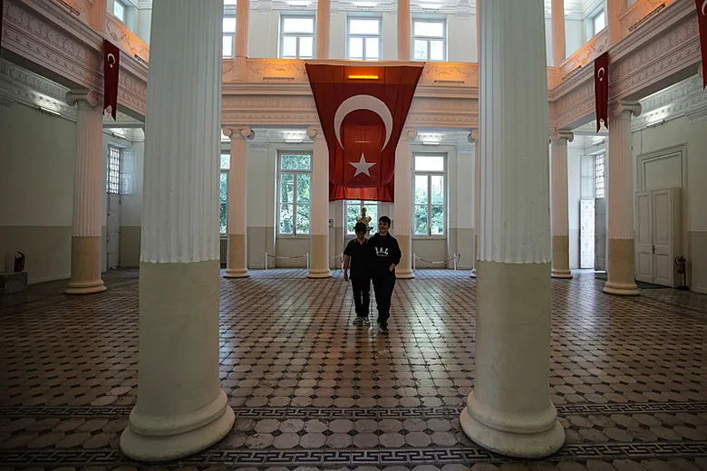 izmirin-140-yillik-cinari-ataturkun-ziyaret-ettigi-okuldan-basbakanlar-ve-unlu-isimler-cikti-1793436539768.png