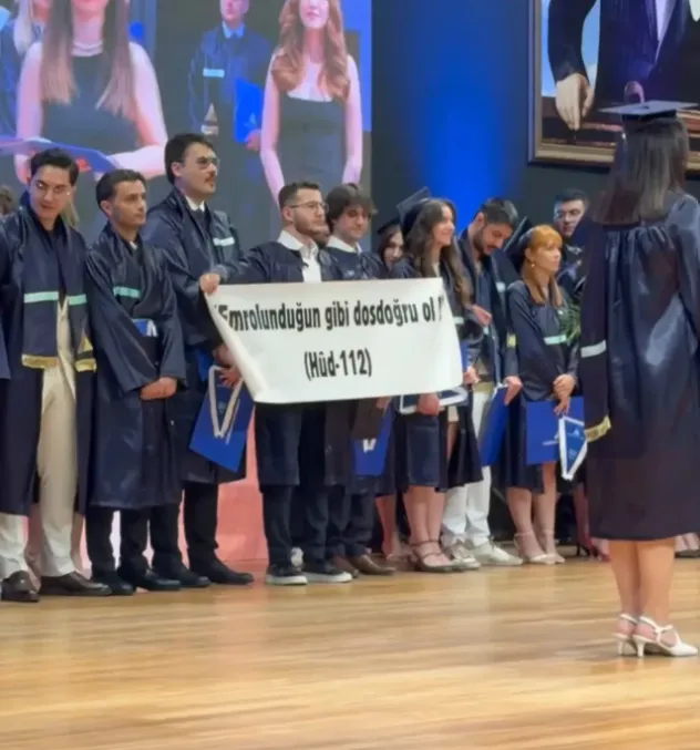 yeditepe-universitesinde-ayet-hazimsizligi-pankartin-onune-gecip-1783580181686.png