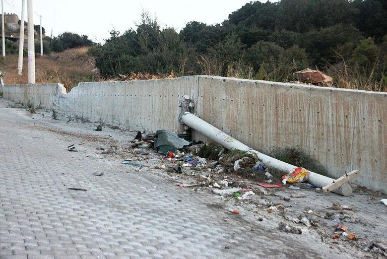 Freni boşalan vinç otomobili ezdi, şarampole uçtu