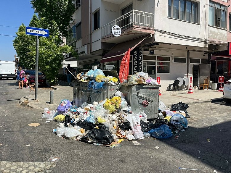 İzmir’in Karşıyaka ve Konak ilçelerinde vatandaşlardan çöp tepkisi
