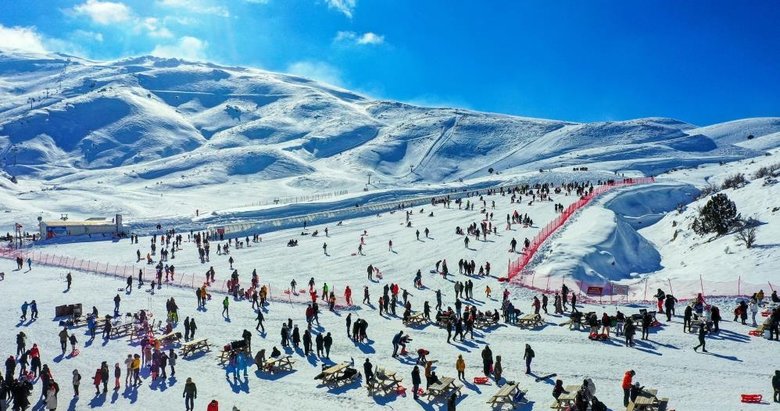 Kar kalınlığında 4. sırada olan kayak merkezine ziyaretçi akını