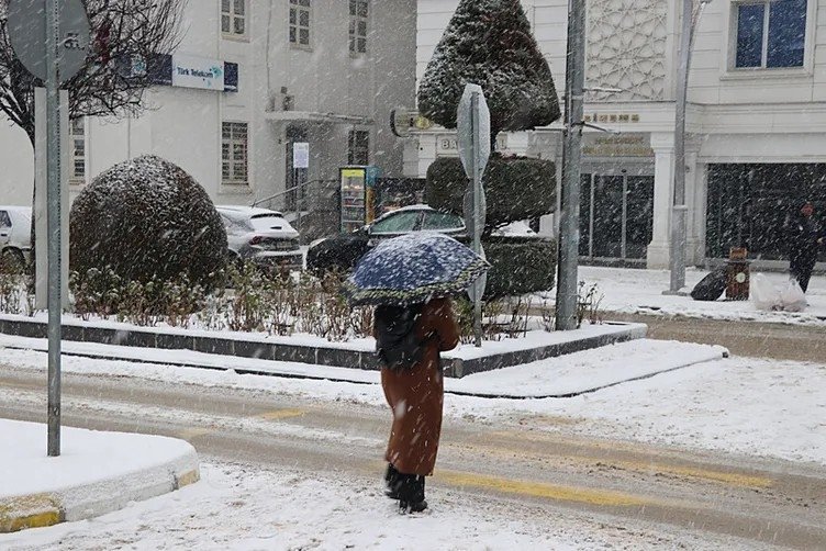 yilin-ilk-gunu-icin-meteoroloji-alarm-verdi-o-iller-tek-tek-duyuruldu-iste-kar-tatili-olan-iller-1767279306551.jpeg