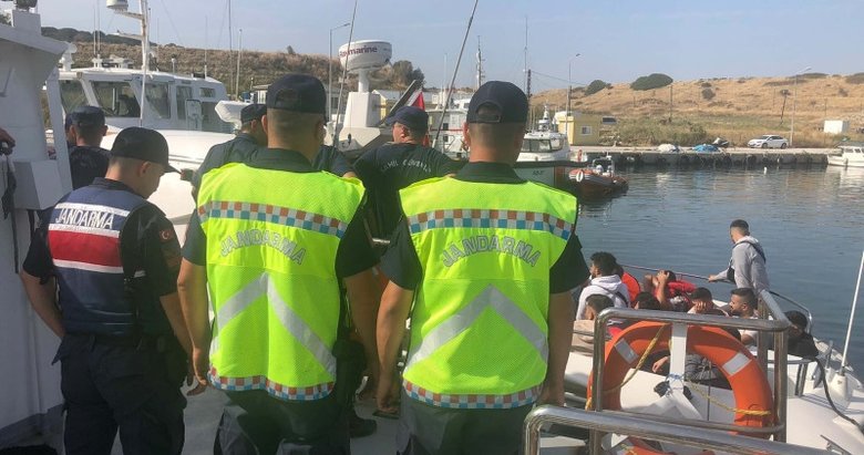 Çanakkale’de ekiplerden operasyon! Alkollü kaptanın kullandığı teknede 25 kaçak göçmen yakalandı