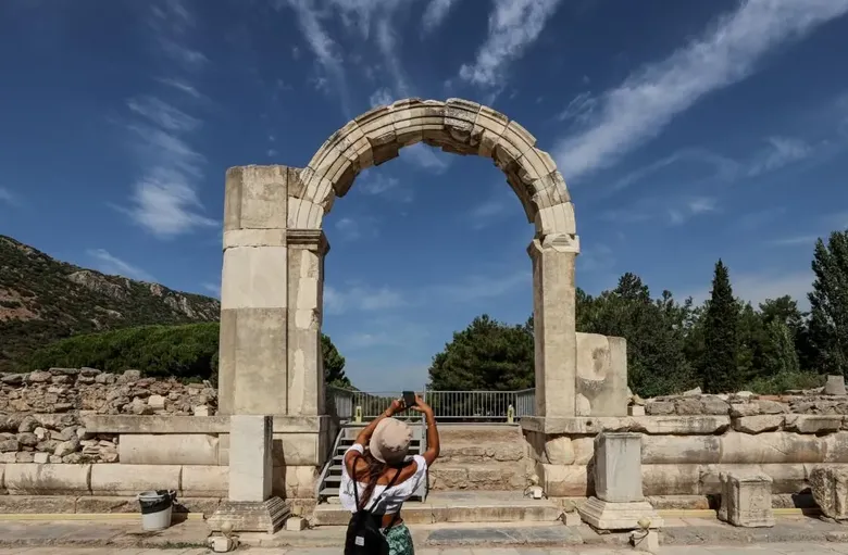 izmir-farkini-ortaya-koydu-rekorun-adresi-izmir-oldu-milyonlarca-turist-buraya-akin-etti-1790674238915.png