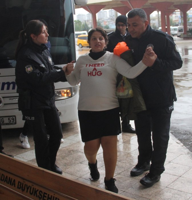 İzmir’e gitmek için otobüsü rehin aldı