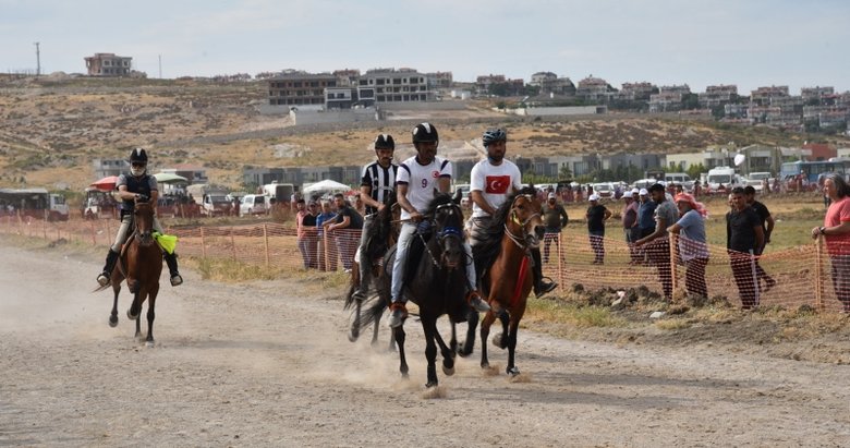 Menemen’de nefes kesen mücadele! Rahvan atlar kıyasıya yarıştı