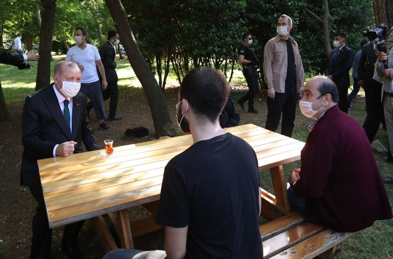 Başkan Erdoğan, Çamlıca’da vatandaşlarla çay içti