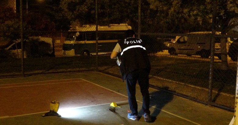 İzmir'de hareketli saatler! Kendisini uyaran polis memuruna bıçakla saldırdı