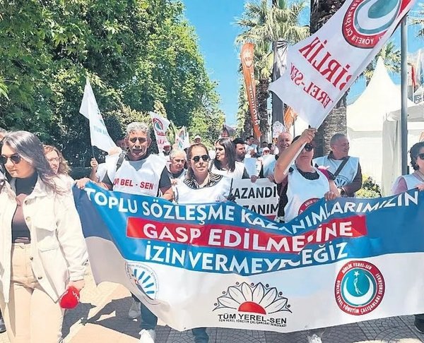 izmirde-gerilim-tirmaniyor-2-bin-memur-chp-il-baskanligina-yurudu-1777524576492.jpeg