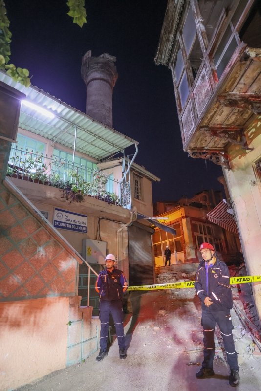 İzmir’de gece saatlerinde korkutan deprem! Bakan Soylu uyardı: Bir an önce değişmesi lazım