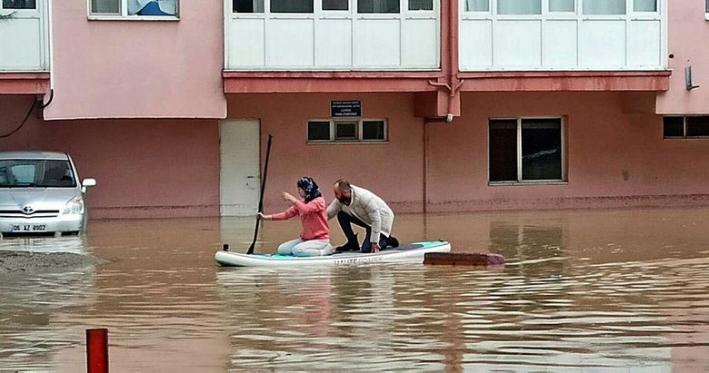 Denizin ortası değil İzmir’in ortası! Sörf tahtasıyla kurtuldular