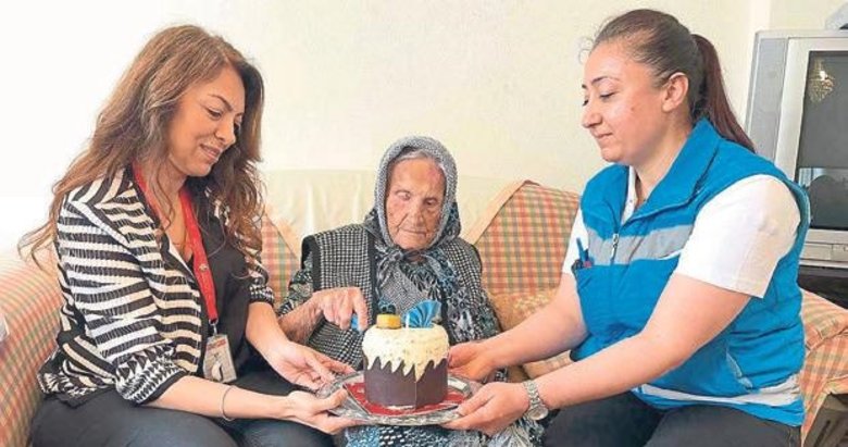 Sağlıkçılardan Ayşe nineye 100. yaş pastası