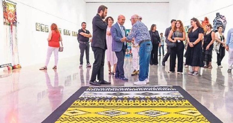Türkiye’nin ilk tekstil bienali İzmir’de açıldı
