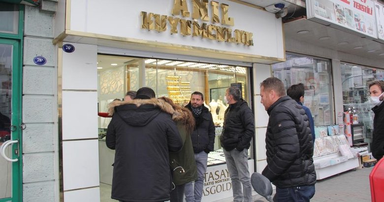 Kuyumcuya silahlı gasp: Altınları alıp kayıplara karıştı