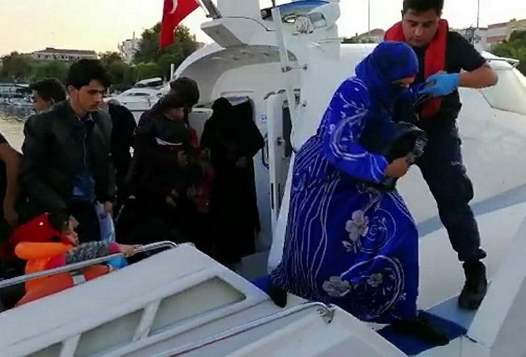 İzmir Çeşme ve Dikili’de 251 düzensiz göçmen yakalandı