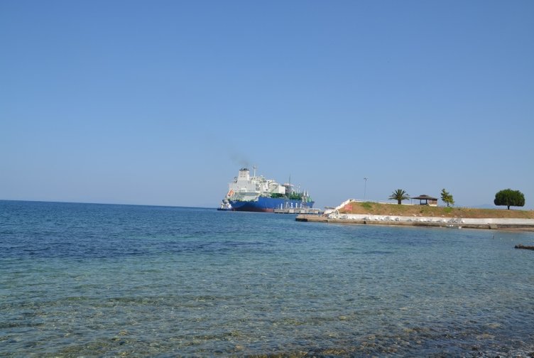 Yeni yüzer doğal gaz terminali İzmir’de demirledi