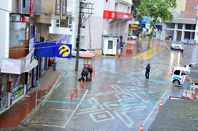 Belediye binası önündeki şüpheli çanta korkuttu