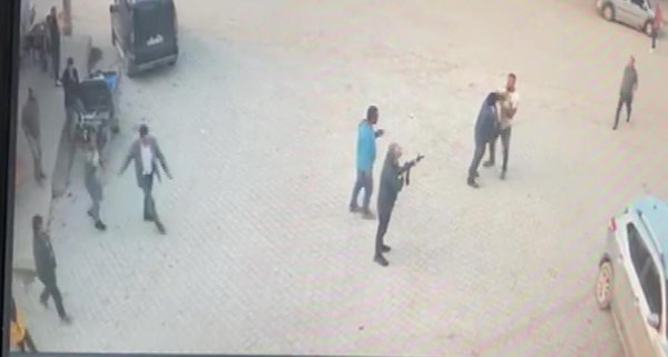 Denizli’de köy meydanında kanlı düello! Silah doğrultan adamın üzerine yürüyüp bıçakla öldürdü