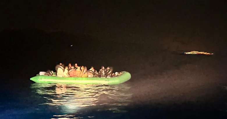 İzmir açıklarında hareketli dakikalar: 29 düzensiz göçmen yakalandı