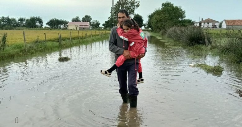 Bazı illerde etkili olan yağışlarda mahsur kalan 37 kişi tahliye edildi