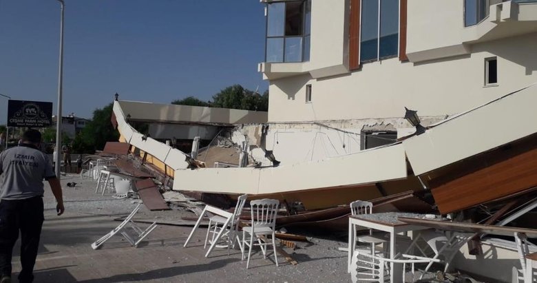Çeşme’de bir otelin terası çöktü! Kimsenin olmaması faciayı önledi
