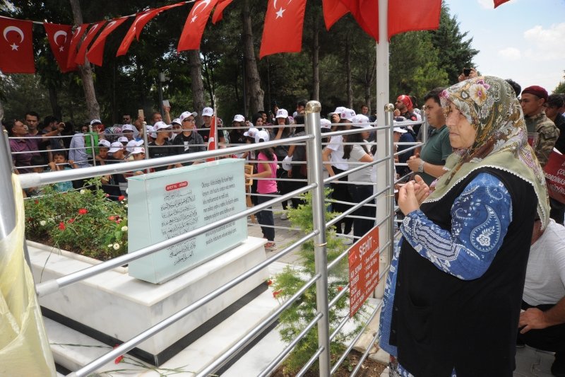 Kahraman şehit Ömer Halisdemir’in mezarına ziyaretçi akını