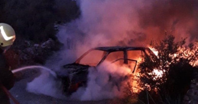 Muğla’da bir araç seyir halindeyken yanmaya başladı