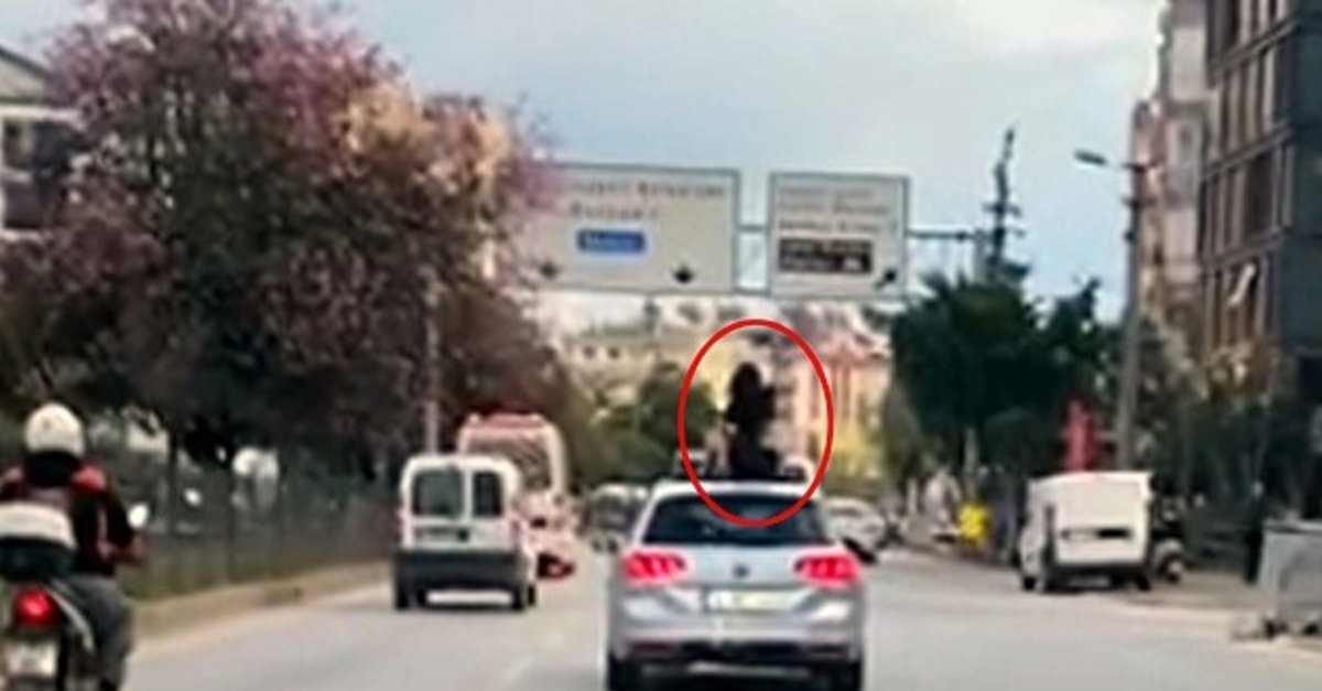 Antalya'da akılalmaz anlar! Seyir halindeki aracın üzerinde ölümüne dans etti!