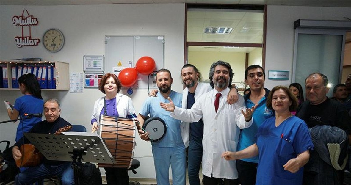 Doktorlar Sarki Soyledi Hastalar Eglendi Izmir Haberleri
