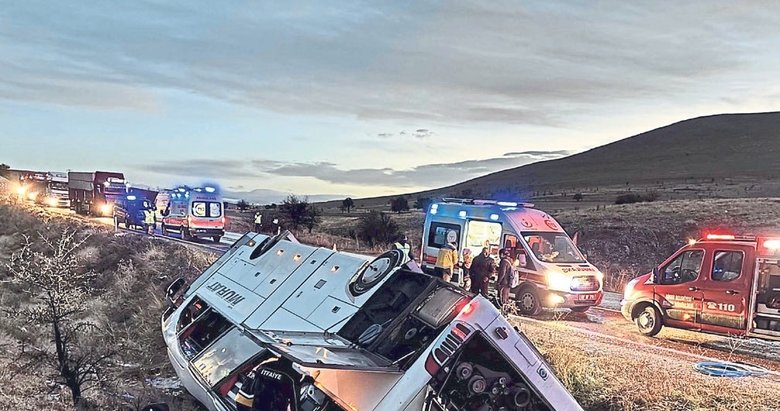 Yolcu otobüsü devrildi:2 ölü 21 yaralı