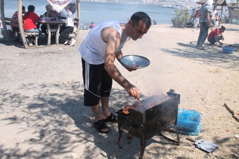İzmirliler pazar günü piknik alanı ve Kordon’a akın etti