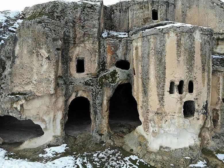 Frigya’da kayaya oyularak yapılan Ayazini Kilisesi inanç turizmine kazandırılacak