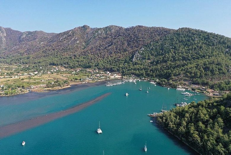 Marmaris’in önemli turizm bölgelerinden Kızkumu Plajı çevresinde yanan ormanlık alanlar havadan görüntülendi