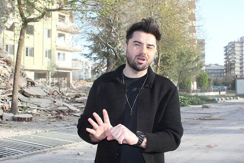 İzmir şarkısında Ayda ve Elif’i anlattı