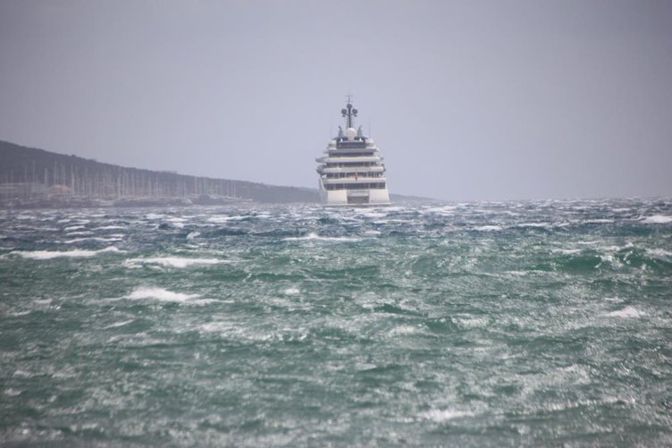 Muğla Bodrum’da korku dolu anlar! Balıkçı teknesi fırtınaya dayanamadı
